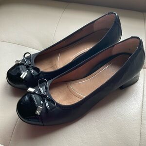 Vionic Black shoes with block heel. Size 5.  Great condition.